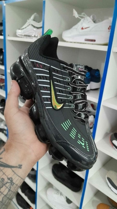 vapormax 360 negras detalles verdes y rosas