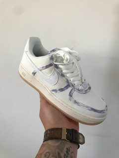 air foce blanca con lineas violetas