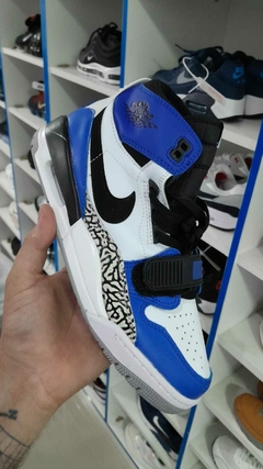 jordan legacy blanco con azul