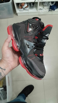 lebron negras con rojo