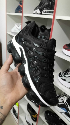 vapormax plus negras con blanco
