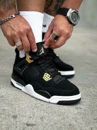 jordan 4 negra con dorado