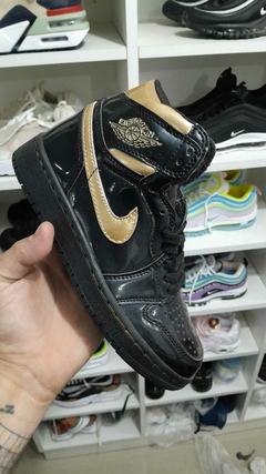 jordan 1 negras pipa dorada