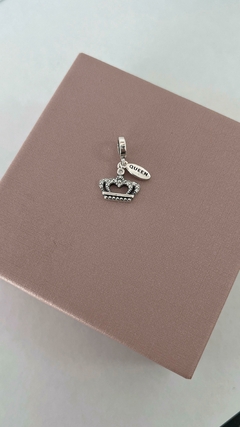 Berloque Coroa Cravejada com placa "Queen" importado - comprar online