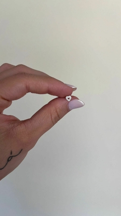Piercing coração vazado cravejado na internet