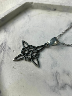CADENITA + DIJE NUDO DE BRUJA