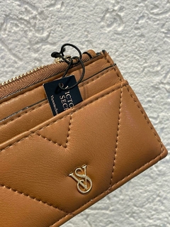 TARJETERO KEYCHAIN MARRON - comprar online