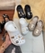 Crocs com pingentes inclusos.
