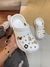 Crocs com pingentes inclusos. na internet
