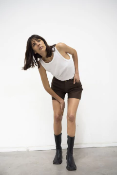 Short de cuero marrón