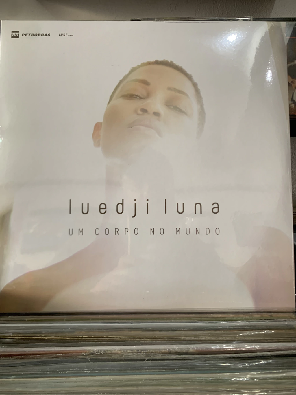 LUEDJI LUNA - UM CORPO NO MUNDO