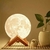 Bateria Powered LED Moon Lamp Com Suporte, Starry Night Light, Decoração do quarto, Kids Gift, 8cm na internet