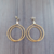 Brinco em capim dourado - Argola vazada - comprar online