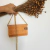 Mini bolsa transversal em palha de buriti e alça em corrente dourada - Laranja - comprar online