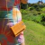 Mini bolsa transversal em palha de buriti e alça em corrente dourada - Laranja na internet