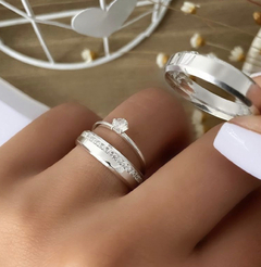 Par de Alianças Silver 5MM Chanfradas Meia Volta Cravada em Prata 950