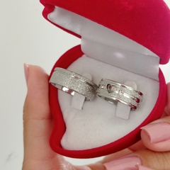 Aliança Reto 8MM Aço Inox com coração com 2 pedras | Diamantada | Friso | UNIDADE - Nábia Cardoso Alianças e Semijóias