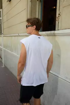 Musculosa Malibu Over Logan Blanca y Negra en internet