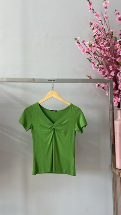 BLUSA BASICA COM NOZINHO NO PEITO na internet