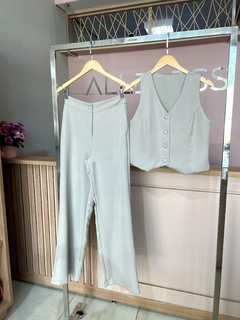 CONJUNTO DE COLETE E CALÇA na internet