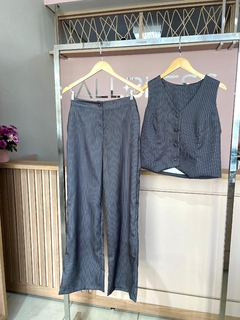 CONJUNTO RISCA DE GIZ DE CALÇA E COLETE na internet