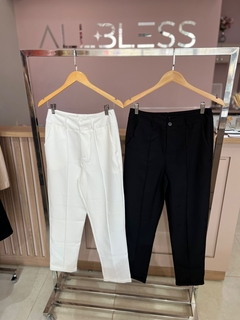CALÇA COM COSTURA NA VERTICAL