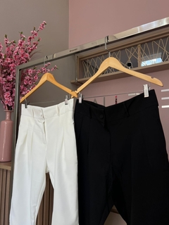 CALÇA COM PREGAS na internet