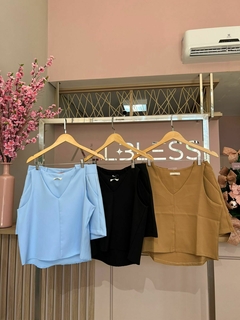 CONJUNTO DE SHORT E BLUSA COM DECOTE V - loja online