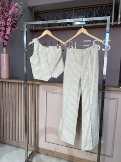 CONJUNTO BLUSA UM OMBRO SÓ E CALÇA RISCA DE GIZ BEGE na internet