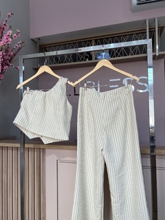 CONJUNTO BLUSA UM OMBRO SÓ E CALÇA RISCA DE GIZ BEGE - loja online