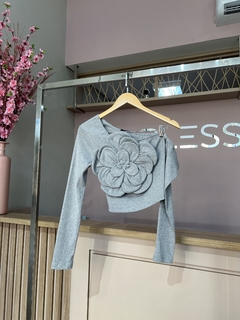 BLUSA DE FLOR COM MANGA CUMPRIDA - Allbless