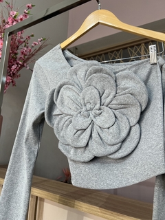 Imagem do BLUSA DE FLOR COM MANGA CUMPRIDA