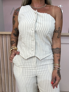 Imagem do CONJUNTO BLUSA UM OMBRO SÓ E CALÇA RISCA DE GIZ BEGE