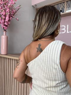 CONJUNTO BLUSA UM OMBRO SÓ E CALÇA RISCA DE GIZ BEGE