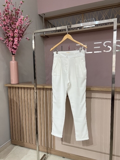 CALÇA COM PREGAS