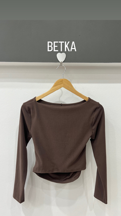 REMERA CUELLO ABIERTO FRUNCE