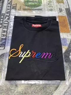 Supreme Cursive S/S Top Black (FW24) - comprar online