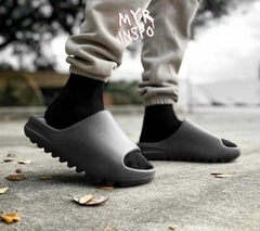 Adidas Yeezy Slides Dark Onyx en internet