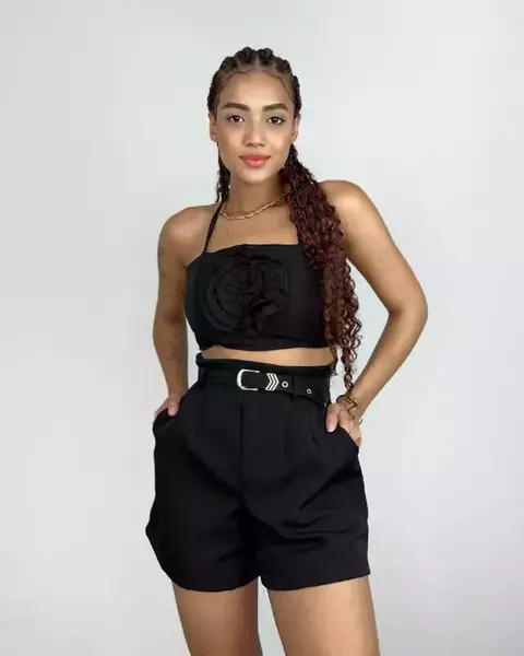 Conjunto Feminino em Alfaiataria Short com Cinto e Cropped Amarração com Flor