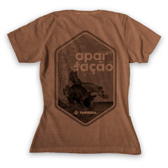Camiseta de algodão estonada feminina com estampa apartação.