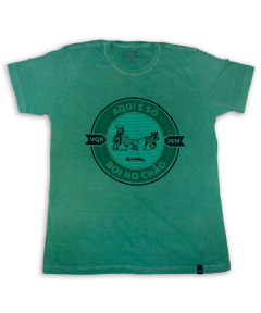 Camiseta de algodão estonada masculina com estampa boi no chão.