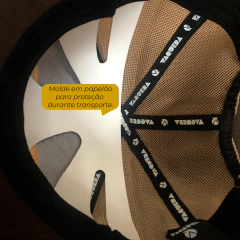 Boné da marca vaquera com estampa vaquera.
