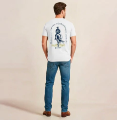 Homem visto de costas vestindo camiseta masculina branca estonada com estampa de cavaleiro a cavalo e frase "Dois pés movem o meu corpo"