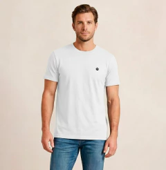 Homem vestindo camiseta masculina estonada branca com pequena estampa preta no peito