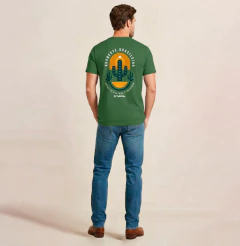 Homem visto de costas usando camiseta masculina verde estonada com estampa temática do Nordeste Brasileiro e calça jeans azul