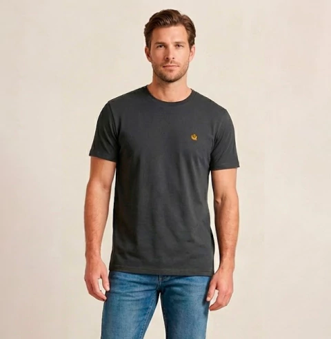 Camiseta masculina estonada cinza com estampa discreta no peito, usada por modelo em fundo neutro