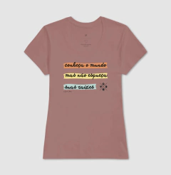 Camiseta Feminina Regular Estampa Conheça o Mundo - comprar online