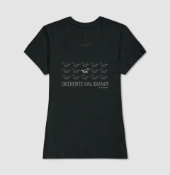 Camiseta de algodão com estampa diferente das iguais.