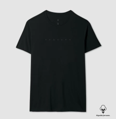 Camiseta masculina premium de algodão peruano com estampa vaquera minimal.