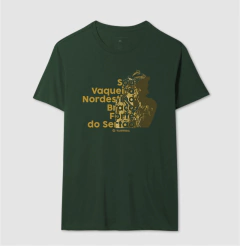 Camiseta masculina verde escuro com estampa dourada de vaqueiro nordestino e texto "Sou Vaqueiro Nordestino Braço Forte do Sertão"